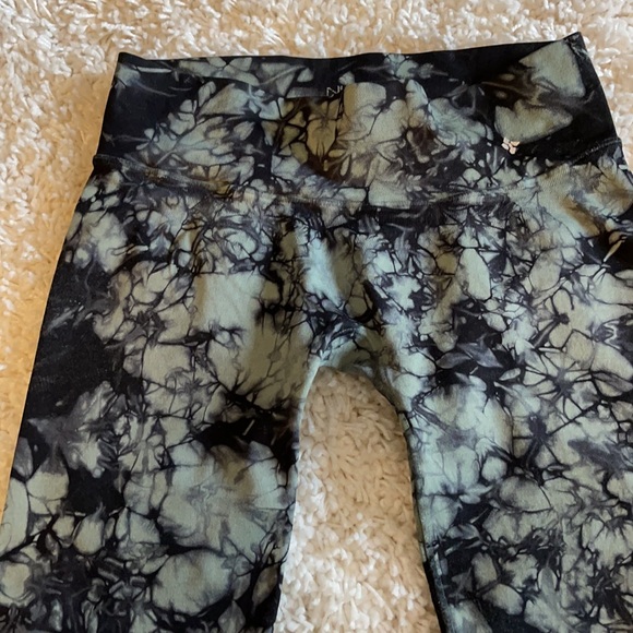 NUX Tye dye green black leggins crop M - Picture 3 of 7
